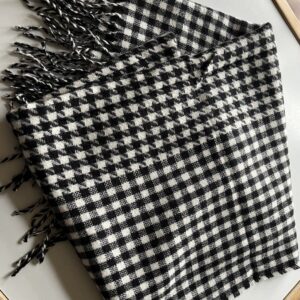 Echarpe noire et blanche