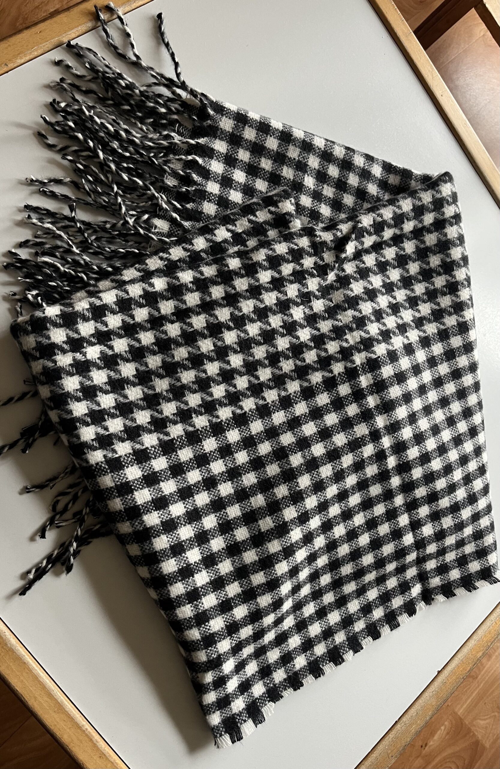 Echarpe noire et blanche